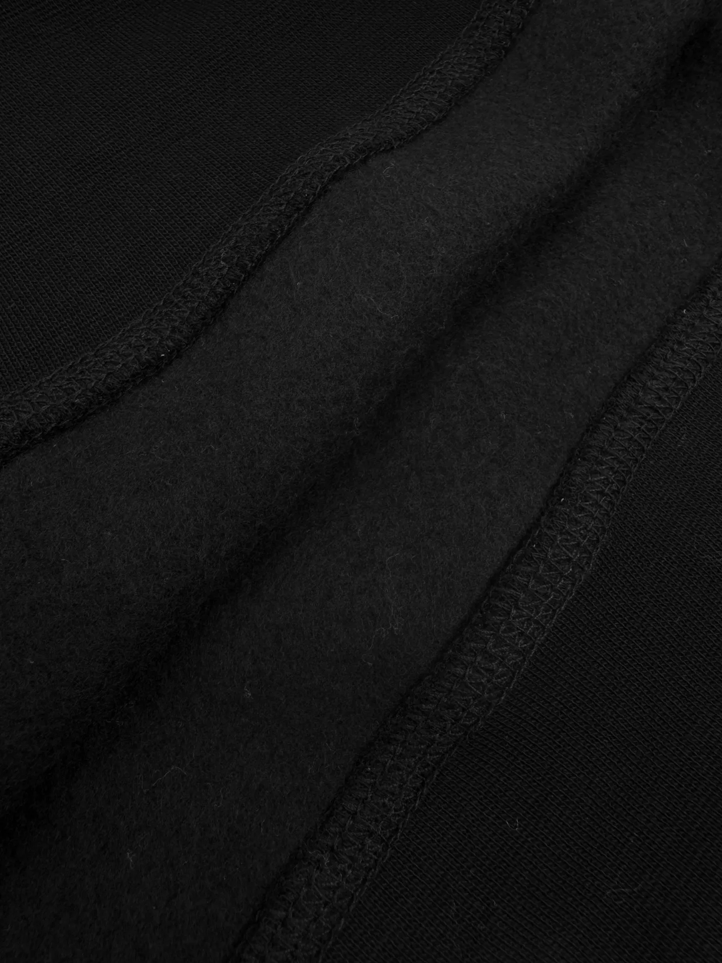 P280 Ralph Lauren logo embroidered sweatshirt. Customized cloud-like honey cotton fleece sweatshirt material. It feels delicate and comfortable against the skin. It uses deep black as the main color and is embellished with exquisite white pony logo. It is highly recognizable. It has a breath of freedom and vitality. A symphony of pure and smart colors. It outlines a high-end silhouette with extreme simplicity. It becomes the smart focus of the vision and shows the taste in silence. Process 1: Using imported machine embroidery process Use advanced computer control systems and precision mechanical components to achieve the iconic pony embroidery operation with high precision and smooth and delicate lines. Process 2: Use the Hasuo process and sew with a specific machine. The Hasuo fastness is high and adds visual effects. It is time-consuming and labor-intensive. Process 3: The fabrics are washed and have a better hand feel. Not easy to deform. Not easy to shrink. Not easy to fade. Maintain long-term beauty. Accessories: Customized 1:1 Ralph Lauren trademark. Version: Fitted fit Size: S M L XL Style number: 25296